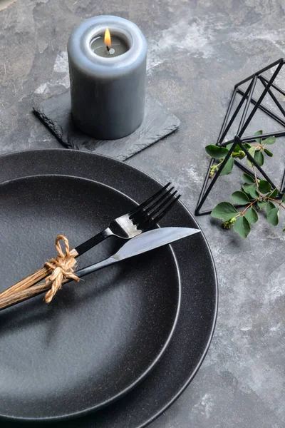 Gri arkaplanda güzel masa ayarları