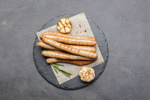 Slate Plate Delicious Grilled Sausages Garlic Dark Background — Stock Photo, Image