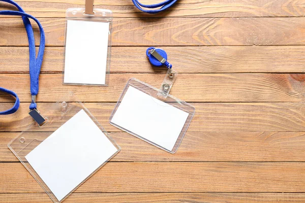 Ahşap arkaplanda boş rozetler