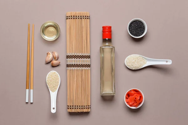 色を背景に巻き寿司や酢を作る具材との組み合わせ — ストック写真