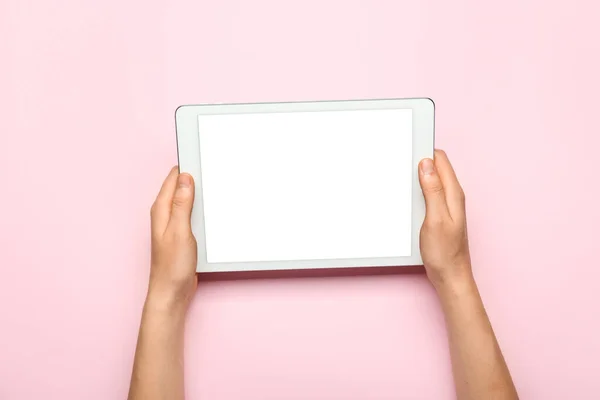 Hands Tablet Computer Color Background — Stock Photo, Image