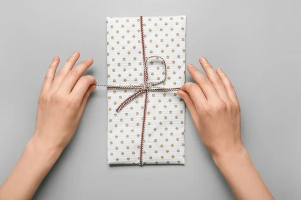Hände Mit Geschenkbox Auf Hellem Hintergrund — Stockfoto
