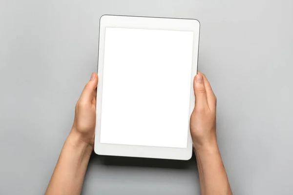 Hands Tablet Computer Gray Background — Stock Photo, Image