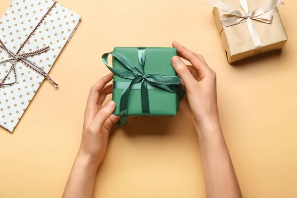 Hände Mit Geschenkbox Auf Farbigem Hintergrund — Stockfoto