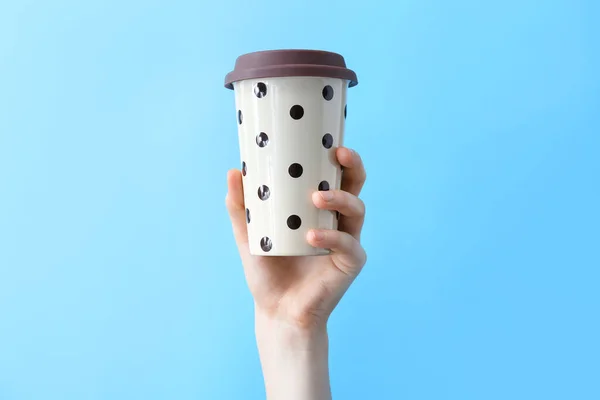 Mano Con Taza Para Llevar Sobre Fondo Color — Foto de Stock