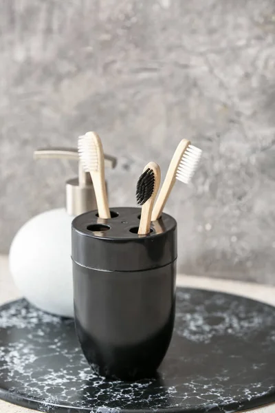 Houder Met Houten Tandenborstels Tafel Badkamer — Stockfoto