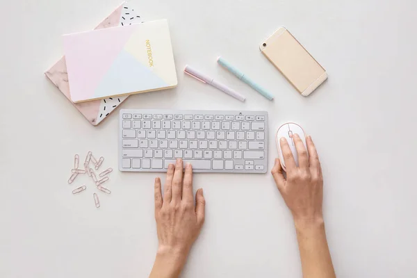 Mãos Femininas Com Teclado Computador Papelaria Telefone Celular Fundo Branco — Fotografia de Stock