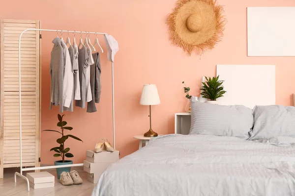 モダンな快適なベッドルームのインテリア — ストック写真