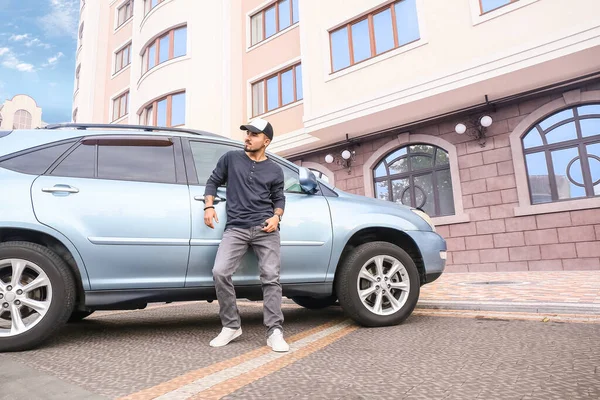 Schöner Mann Der Nähe Moderner Autos — Stockfoto