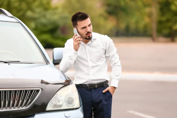 Beau Homme Parlant Par Téléphone Portable Près Voiture Moderne — Photo