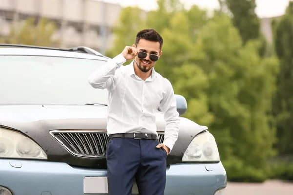 Bell Uomo Vicino Alla Macchina Moderna — Foto Stock