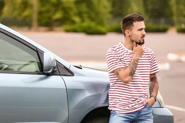 Bell Uomo Vicino Alla Macchina Moderna — Foto Stock