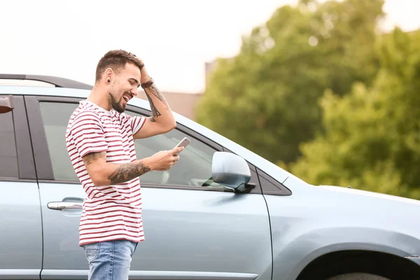 Bello Uomo Con Cellulare Vicino Auto Moderna — Foto Stock