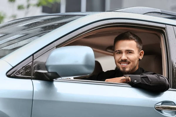 Schöner Mann Steuer Eines Modernen Autos — Stockfoto