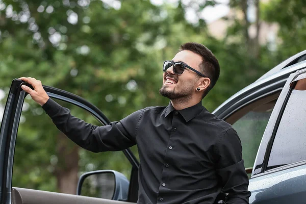 Hombre Guapo Cerca Coche Moderno —  Fotos de Stock