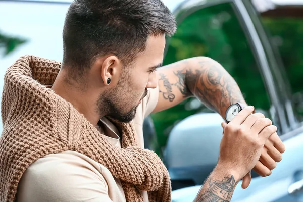 Hombre Guapo Cerca Coche Moderno —  Fotos de Stock