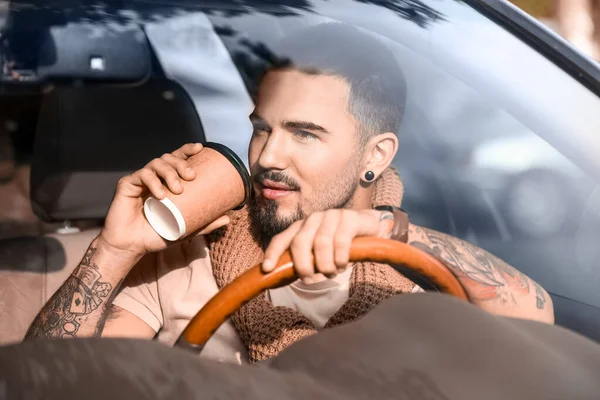 Hombre Guapo Con Café Para Cerca Coche Moderno —  Fotos de Stock