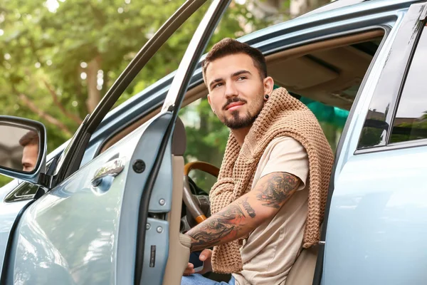 Bell Uomo Che Scende Dall Auto Moderna — Foto Stock