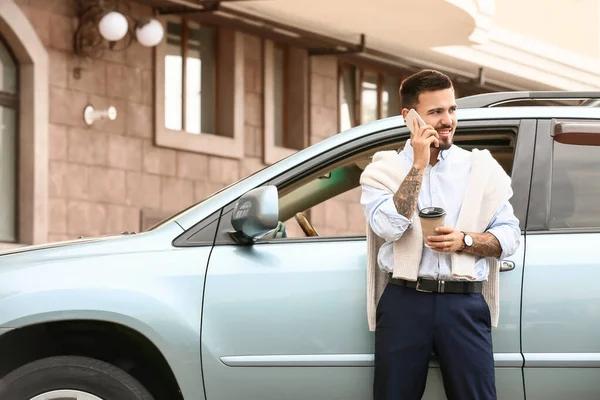Красивый Мужчина Разговаривает Мобильному Телефону Рядом Современным Автомобилем — стоковое фото