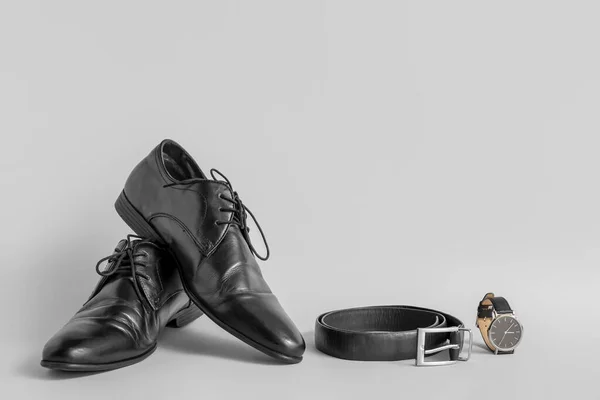 Stijlvolle Mannelijke Schoenen Accessoires Witte Achtergrond — Stockfoto