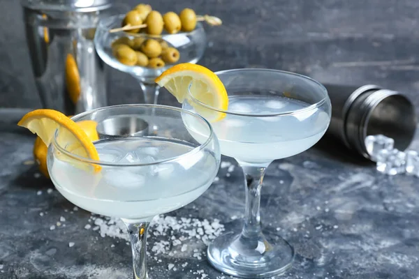 Bril Smakelijke Martini Met Olijven Citroen Grunge Achtergrond — Stockfoto