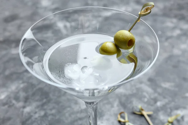 Glas Leckerer Martini Mit Oliven Auf Grunge Hintergrund — Stockfoto