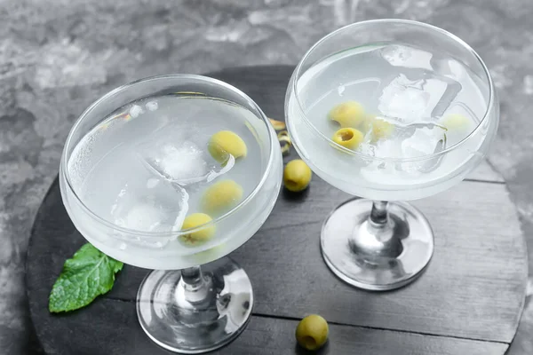 Glasses Tasty Martini Olives Grunge Background — Stock Photo, Image