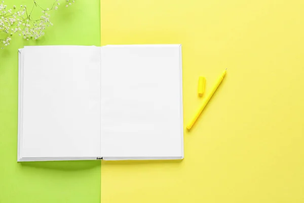 空白の本とペンの色の背景 — ストック写真