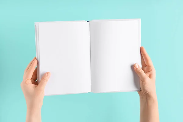 Mani Femminili Con Libro Bianco Sfondo Colori — Foto Stock