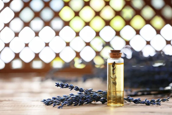 Botella Con Aceite Esencial Lavanda Sobre Mesa Madera —  Fotos de Stock