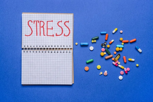 Anteckningsbok Med Ord Stress Och Piller Färg Bakgrund — Stockfoto