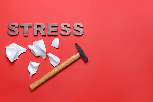 Word Stress Hammare Och Bruten Platta Färg Bakgrund — Stockfoto