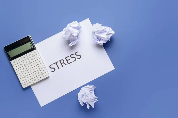 Pappersark Med Ordet Stress Och Miniräknare Färg Bakgrund — Stockfoto