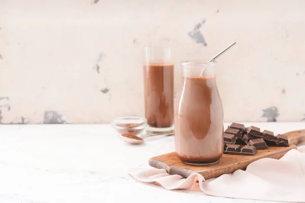 テーブルの上の芳香族チョコレートミルクのボトル — ストック写真