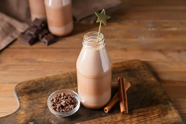Μπουκάλι Αρωματικό Σοκολατούχο Γάλα Ξύλινο Φόντο — Φωτογραφία Αρχείου
