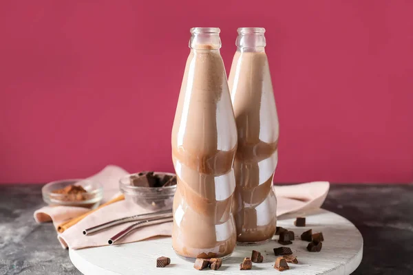 テーブルの上においしいチョコレートミルクのボトル — ストック写真