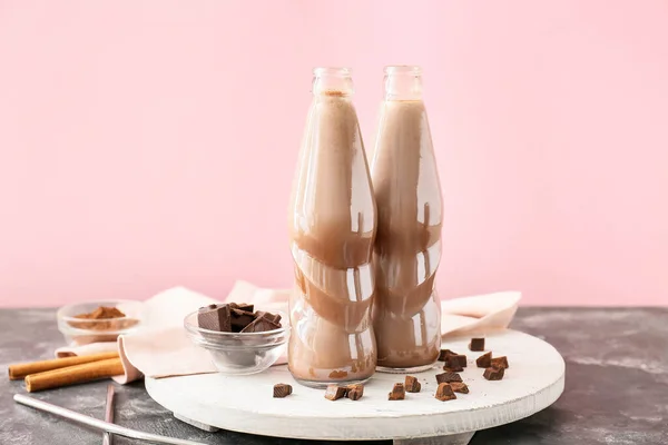 Egy Üveg Ízletes Csokis Tej Asztalon — Stock Fotó