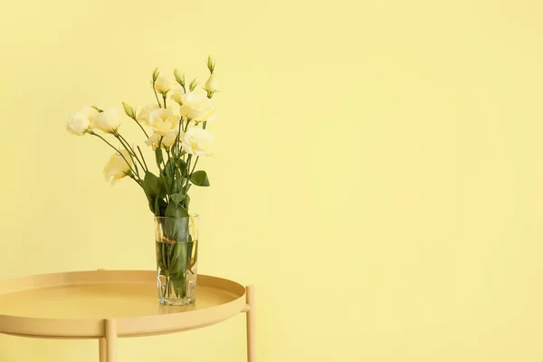 Renkli Duvarın Yanındaki Çiçekli Şık Masa — Stok fotoğraf