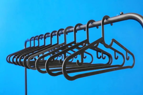 Rack Clothes Hangers Color Background — Stock Photo, Image