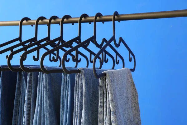 Вешалка Одежды Джинсами Цветном Фоне — стоковое фото