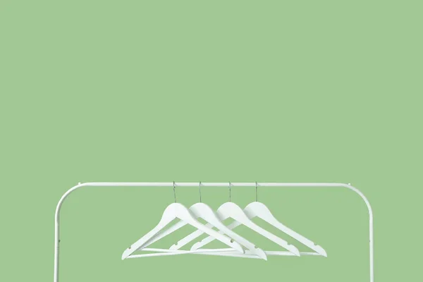 Rack Met Kleding Hangers Kleur Achtergrond — Stockfoto