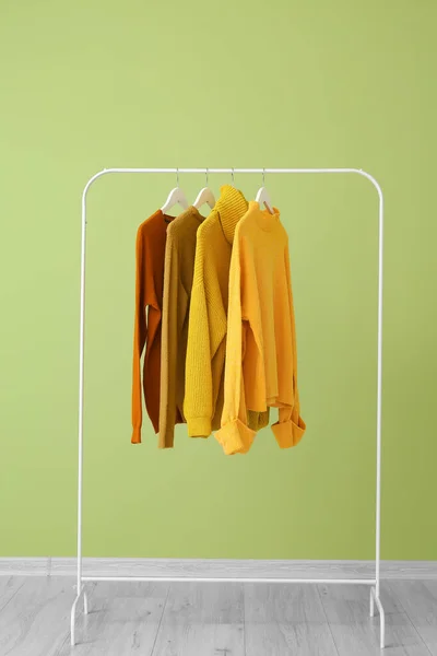 Стойка Одеждой Рядом Цветной Стеной — стоковое фото