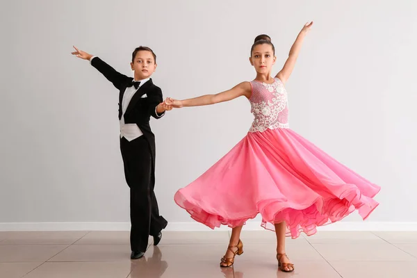 귀여운 어린이들이 스튜디오에서 춤추는 — 스톡 사진