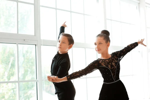 Lindos Niños Bailando Estudio — Foto de Stock