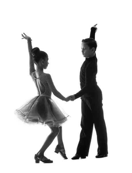 Silhouet Van Kleine Kinderen Die Tegen Een Witte Achtergrond Dansen — Stockfoto