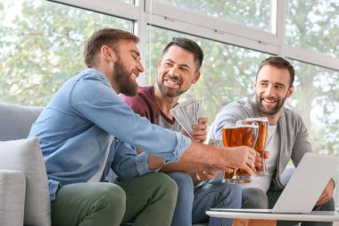 Evdeki spor bahislerini kazandıktan sonra mutlu adamlar.