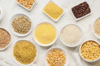 Beyaz arka planda tahıl çeşitleri içeren kaseler