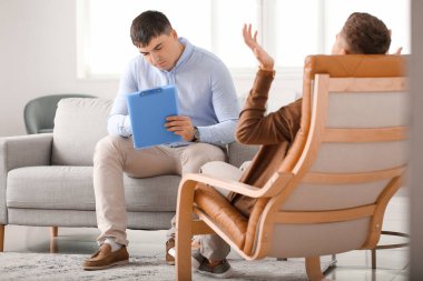 Psikoloğun muayenehanesindeki genç çocuk.