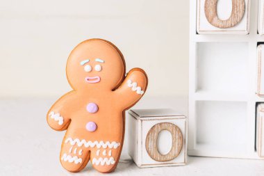 Beyaz arkaplanda kene-parmak oyunu ile zencefilli kurabiye.