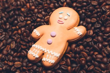 Kavrulmuş kahve çekirdeklerinde zencefilli kurabiye.